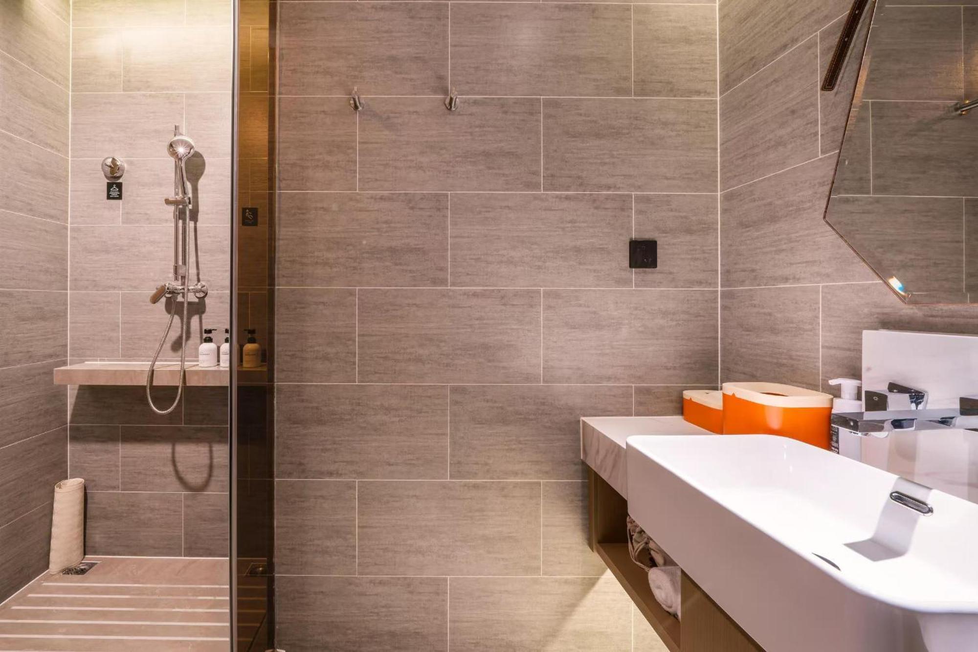 Atour Hotel Luzhou Bubugao New World Exterior photo
